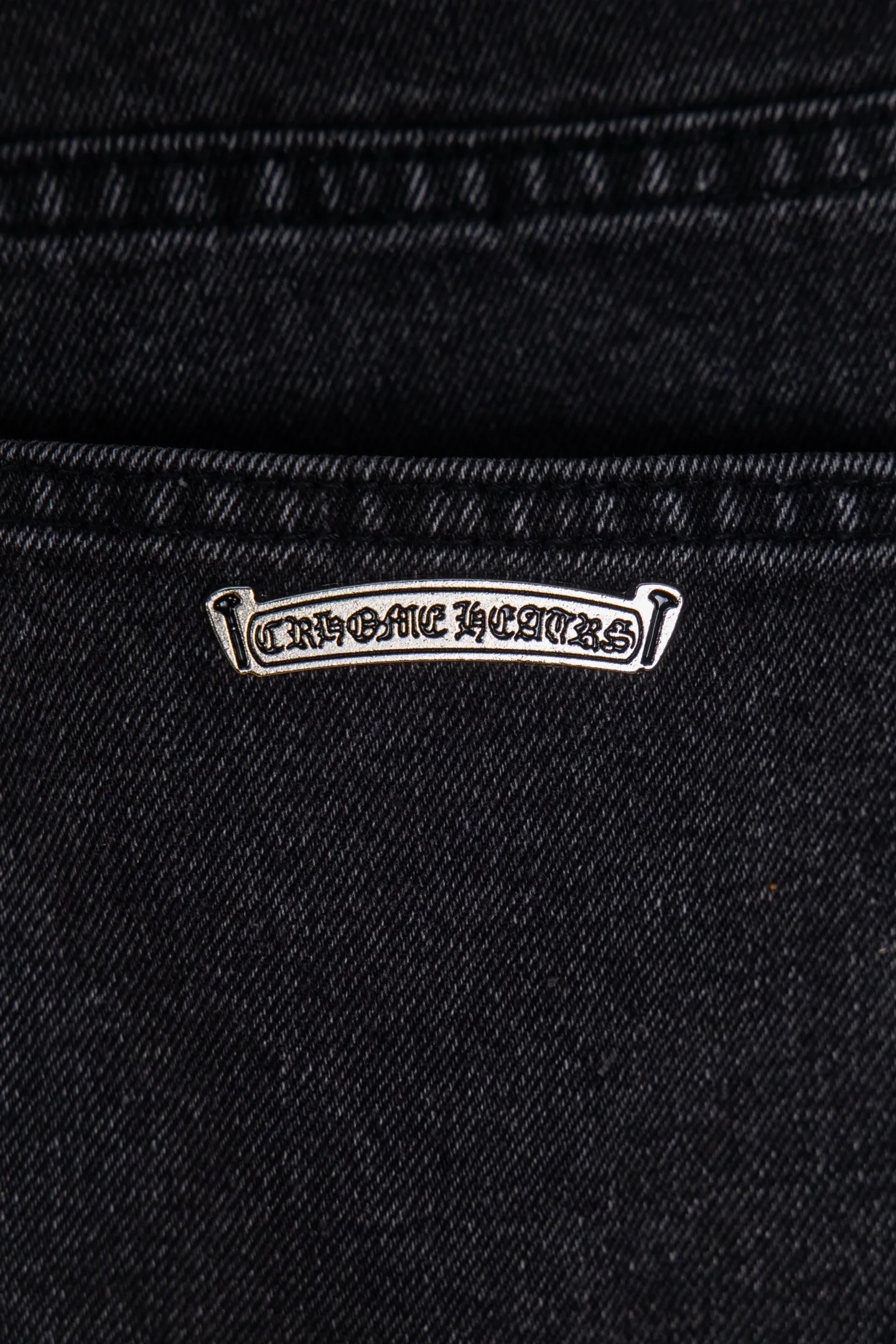 P300 top version Chrome hearts new city-limited flame gray jeans Chrome hearts city-limited jeans Hardware customization Original development vintage levis American-made 501 black and gray base version Levi's American-made 501 base version Imported sheepskin 925 silver remake [Top heavy industry fashion design] Consistently high-street luxury style. Speaking of this style, the Zangyin family and GU family are definitely the leading representative brands. Especially the Zangyin family has really achieved a state-of-the-art effect in creating high-street style. The unique washed material is used to create this style. The color system is already quite eye-catching. After it is decorated with patchwork cross flowers, it cleverly highlights the charm of the brand. Secondly, this style uses classic The high-waist cutting design highlights the long legs and fashionable temperament of the upper body. The brand is highly recognizable and the slim fit configuration is more suitable for daily wear. It is a product that interprets personality, fashion, and specifications at a glance. This single product is enough to make any fan excited. It can be a white T-shirt for a youthful college style, or a tight suspender for a royal style. It has strong matching ability and can be easily controlled by men.  [Materials and craftsmanship] Needless to say, this point goes without saying. As an excellent craftsman brand, Zangyin’s requirements for details and craftsmanship are really perfect. The washed color of this model has gone through so many processes, not to mention the embellishment of denim appliques. It is also purely hand-made and sewn. Just like what they believe in, only hand-made things have soul and have the meaning of wear. A top-notch heavy-duty fashionable denim item, I look forward to your perfect interpretation! !  Color: Black Size: 28 30 32 34 36